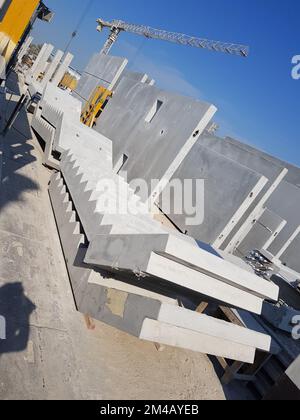 Vorgefertigte Betontreppe/Treppe im Lagerbereich zur Auslieferung gelagert Stockfoto