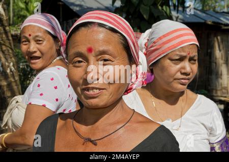 Frauen des Deori-Stammes versammeln sich zu einem Treffen im Major Deori-Dorf. Major Deori, Indien Stockfoto