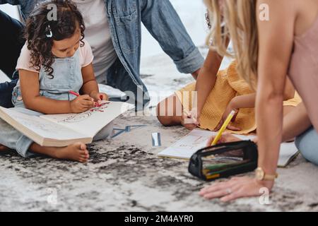 Kinder, Boden- und Malbuch mit Eltern für Lernen, Bildung und Spaß auf dem Teppich für Familien. Mädchen, mom und Dad auf dem Boden zum Unterrichten Stockfoto