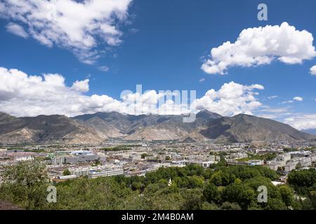 Blick auf die Stadt Lhasa vom Potala-Palast, der zum UNESCO-Weltkulturerbe gehört. Autonome Region Tibet. China. Stockfoto