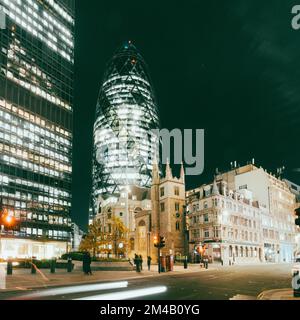 0 St Mary Axe (früher bekannt als Swiss Re Building und informell bekannt als The Gherkin) ist ein kommerzieller Wolkenkratzer in london Stockfoto