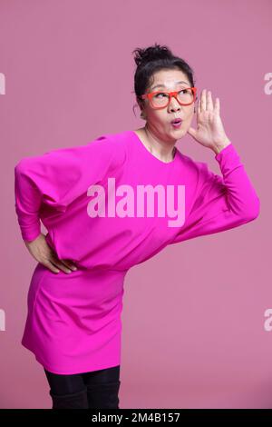 Studiofoto einer humorvollen älteren Chinesin Stockfoto