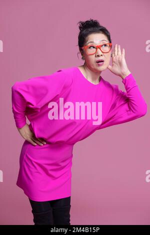 Studiofoto einer humorvollen älteren Chinesin Stockfoto