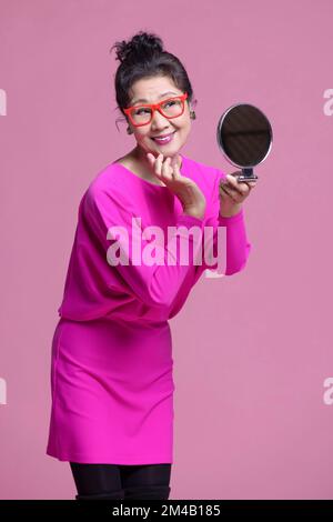 Studiofoto einer humorvollen älteren Chinesin Stockfoto