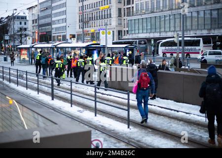 München, Deutschland. 20.. Dezember 2022. Vier Aktivisten der Letzten Generation blockierten die Sonnenstraße in München am 20. Dezember 2022 trotz Anordnung des KVR gegen Kleeblockaden. Im Voraus wurde die Aktion offiziell angekündigt, weshalb viele Polizisten vor Ort waren und 6 weitere Aktivisten stoppten, bevor sie die Straße blockieren konnten. Die Last Generation demonstriert für ein 9-Euro-Ticket und eine Geschwindigkeitsbegrenzung von 100 km/h auf Autobahnen. (Foto: Alexander Pohl/Sipa USA) Guthaben: SIPA USA/Alamy Live News Stockfoto