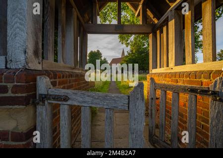 Das Lychgate in der St. Marys Kirche Lower Higham Kent Stockfoto