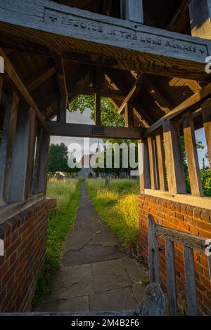 Das Lychegat in der St. Marys Kirche Lower Higham Kent Stockfoto