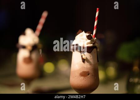 Ein Eisbecher ist ein Eis-Dessert amerikanischer Herkunft, das in der Regel aus einer oder mehreren Kugeln Eiscreme mit Sauce oder Sirup besteht Stockfoto