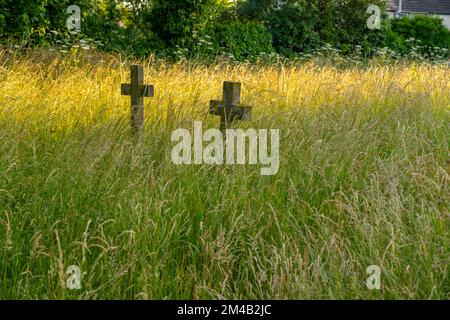 Der Kirchhof der St. Marys Kirche Lower Higham Kent Stockfoto