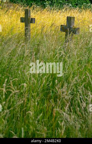 Der Kirchhof der St. Marys Kirche Lower Higham Kent Stockfoto