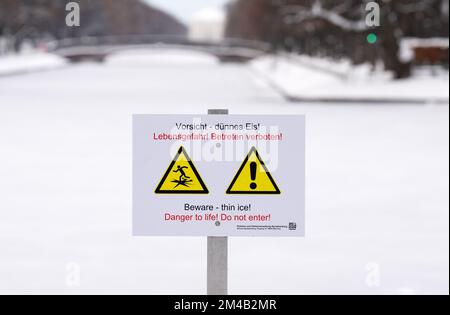 München, Deutschland. 20.. Dezember 2022. Ein Schild mit der Aufschrift 'Vorsicht - dünnes Eis! Lebensgefahr! Nicht betreten!“ Kann man am Nymphenburger Kanal sehen. Kredit: Sven Hoppe/dpa/Alamy Live News Stockfoto