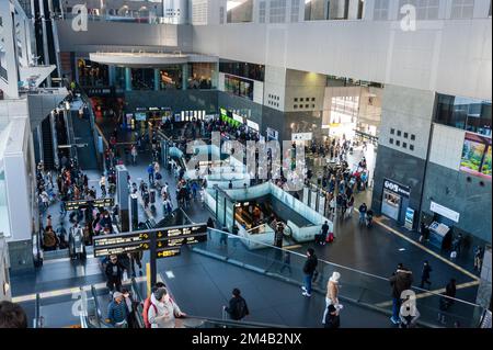 Kyoto, Japan, 29. Dezember 2019. Innenaufnahmen des zentralen Bahnhofs von Kyoto, das für seine moderne Architektur berühmt ist. Stockfoto