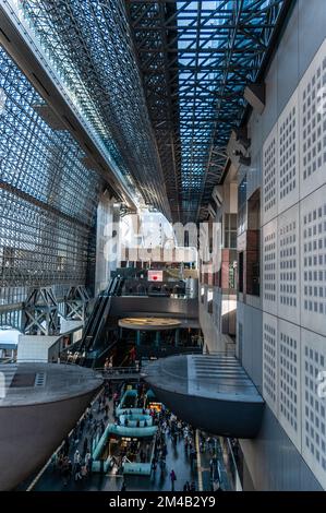 Kyoto, Japan, 29. Dezember 2019. Innenaufnahmen des zentralen Bahnhofs von Kyoto, das für seine moderne Architektur berühmt ist. Stockfoto