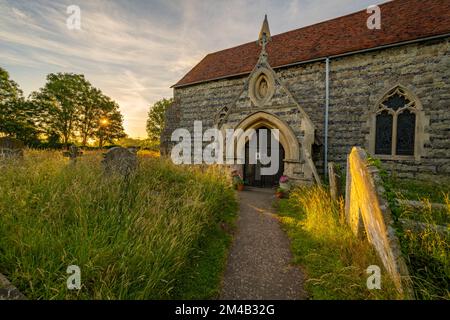 Der Kirchhof der St. Marys Kirche Lower Higham Kent Stockfoto