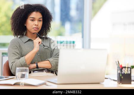 Business-Laptop, Denker und schwarze Frau im Büro, die versucht, das Problem zu lösen. Idee, Fokus und weibliche Mitarbeiterin aus Südafrika mit Computer Stockfoto