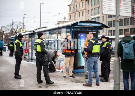 München, Deutschland. 20.. Dezember 2022. Vier Aktivisten der Letzten Generation blockierten die Sonnenstraße in München am 20. Dezember 2022 trotz Anordnung des KVR gegen Kleeblockaden. Im Voraus wurde die Aktion offiziell angekündigt, weshalb viele Polizisten vor Ort waren und 6 weitere Aktivisten stoppten, bevor sie die Straße blockieren konnten. Die Last Generation demonstriert für ein 9-Euro-Ticket und eine Geschwindigkeitsbegrenzung von 100 km/h auf Autobahnen. (Foto: Alexander Pohl/Sipa USA) Guthaben: SIPA USA/Alamy Live News Stockfoto