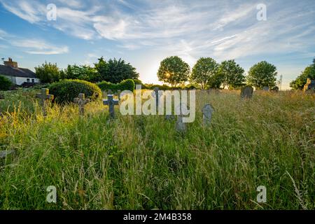 Der Kirchhof der St. Marys Kirche Lower Higham Kent Stockfoto