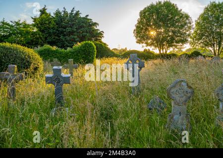 Der Kirchhof der St. Marys Kirche Lower Higham Kent Stockfoto