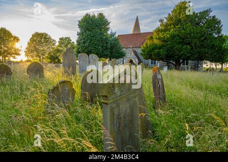 Der Kirchhof der St. Marys Kirche Lower Higham Kent Stockfoto