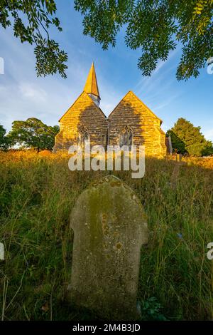 Der Kirchhof der St. Marys Kirche Lower Higham Kent Stockfoto