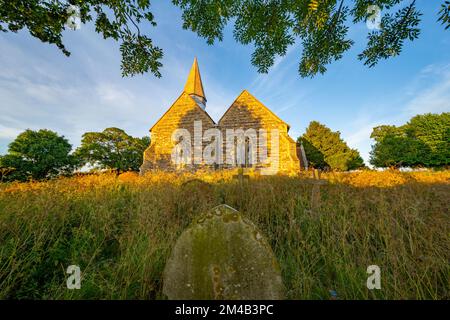 Der Kirchhof der St. Marys Kirche Lower Higham Kent Stockfoto