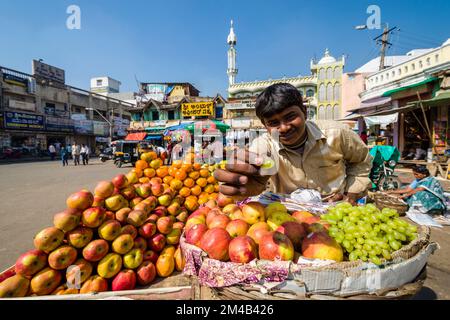 Obst und Gemüse werden auf dem lokalen Markt in Mysore verkauft. Mysore, Indien Stockfoto