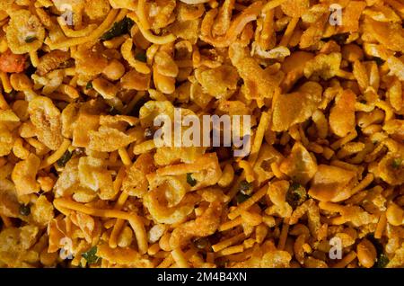 Namkin, salzige Snacks, werden auf dem lokalen Markt in Mysore verkauft. Mysore, Indien Stockfoto