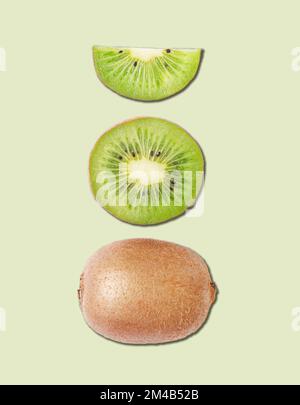 Konzept-Layout aus frisch geschnittenen Kiwis und Kiwis auf grünem Hintergrund. Draufsicht und Makro. Stockfoto