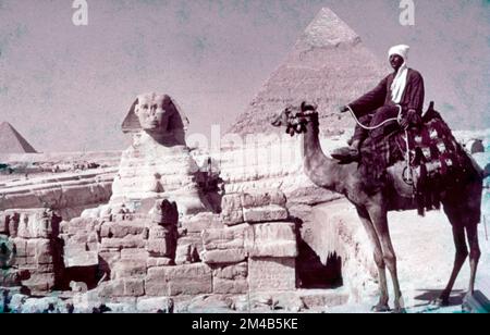 Große Sphinx und Kheops Pyramide, Gizeh, Ägypten 1920er Stockfoto