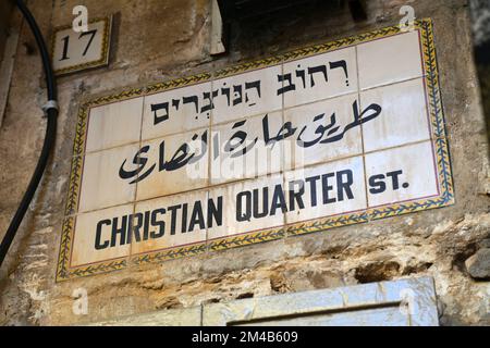 Straße im christlichen Viertel in Jerusalem. Straßenschild in drei Sprachen. Stockfoto