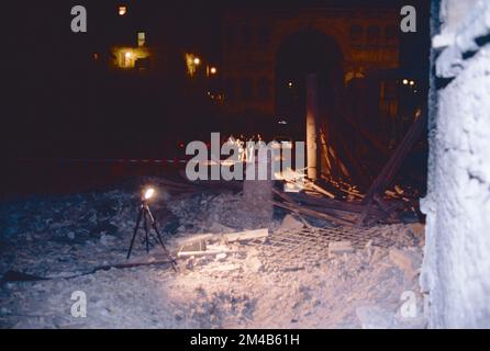 Italienische Polizei am Ort des Mafia-Terroranschlags auf St. Giorgio al Velabro, Rom, Italien, Juli 1993 Stockfoto