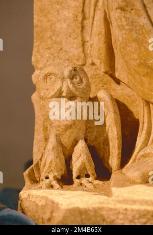 Statue namens Capitoline Triad, Detail der Eule, Rom, Italien 1994 Stockfoto