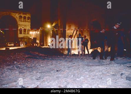 Italienische Polizei am Ort des Mafia-Terroranschlags auf St. Giorgio al Velabro, Rom, Italien, Juli 1993 Stockfoto