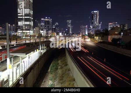 Tel Aviv Nachtlichter in Israel. Lange Autobahnauffahrt und die Skyline von Tel Aviv. Stockfoto