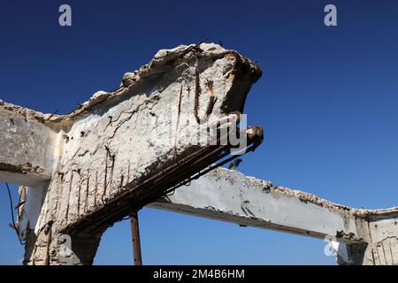 Abrissschäden an Stahlbeton bei feuchten Meeresbedingungen und salziger Luft. Israelisches Infrastrukturproblem: Rostige Bewehrungsbetonschäden. Stockfoto