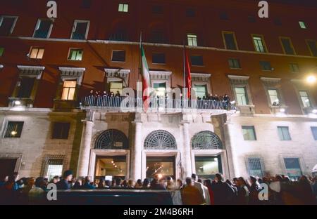 Feier der politischen Wahlen in Italien: Sieg der Ulivo-Partei am Sitz in der Via delle Botteghe Oscure, Rom, Italien 1996 Stockfoto