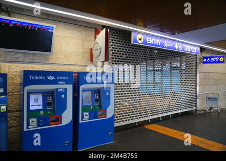 TEL AVIV, ISRAEL - 4. NOVEMBER 2022: Der Bahnhof ist wegen Sabbat am Flughafen Ben Gurion in Tel Aviv, Israel, geschlossen. Die meisten öffentlichen Verkehrsmittel Stockfoto