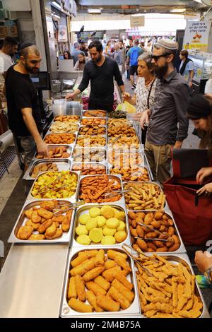 JERUSALEM, ISRAEL - 28. OKTOBER 2022: Besucher besuchen den Mahane Yehuda Markt (oder Shuk) am Morgen vor dem sabbat in der Innenstadt von Jerusalem. Stockfoto