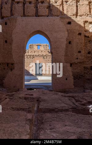 Badi Palace, Marrakesch, Marokko. Erbaut für Sultan Ahmad al-Mansur. Nach seinem Tod fiel es in den Ruin. Dann wurden wertvolle Materialien entnommen und wiederverwendet. Stockfoto