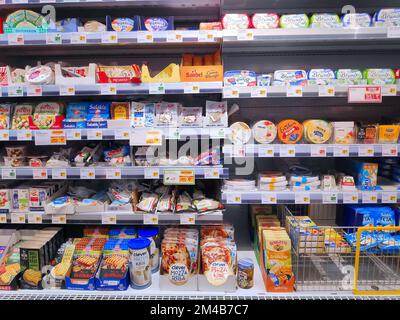 WIEN, OSTERREICH - 8. AUGUST 2022: Milchabteilung im Billa Supermarkt in Osterreich. Billa ist eine große Supermarktkette in Europa, die sich im Besitz der REWE-Gruppe befindet. Stockfoto