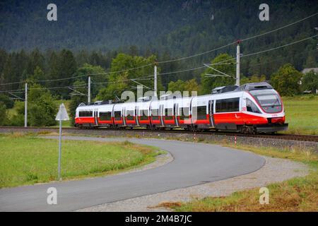 KÄRNTEN, OSTERREICH - 7. AUGUST 2022: Passagierzug Bombardier Talent der OBB der österreichischen Bundesbahn in Kärnten, Osterreich. Stockfoto