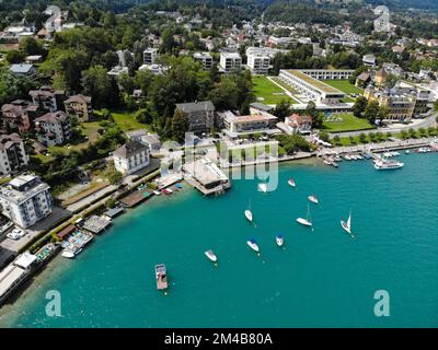 Worthersee in den österreichischen Alpen. Osterreichische Landschaft im Bundesland Kärnten. Die Stadt Velden am Worther See. Aus Sicht der Drohne. Stockfoto