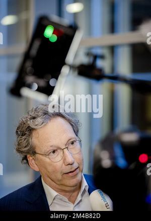 DEN HAAG - Niederlande, 20/12/2022, Frank Candel, Vorsitzender des Rates für Flüchtlinge, Er spricht nach dem Urteil in der Berufung des vom niederländischen Flüchtlingsrat gegen den Staat und die Zentralstelle für die Aufnahme von Asylbewerbern eingeleiteten vorläufigen Rechtsbehelfsverfahrens vor der Presse. Voraussetzung ist, dass der Empfang ab dem 1. Oktober wieder die gesetzlichen Mindestanforderungen erfüllt. ANP SEM VAN DER WAL niederlande raus - belgien raus Stockfoto