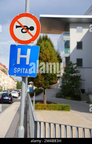 Kein Hupschild in der Nähe eines Krankenhauses (deutschsprachig: Spital) in Klagenfurt, Osterreich. Stockfoto