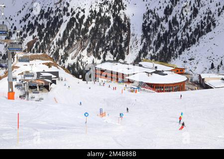 HINTERTUX, ÖSTERREICH - 10. MÄRZ 2019: Skipiste im Skigebiet Hintertuxer Gletscher in Tirol, Österreich. Das Resort liegt im Zillertal Stockfoto