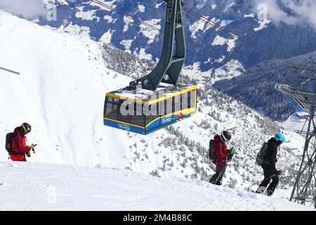 MAYRHOFEN, Österreich - 12 März, 2019: die Menschen besuchen Mayrhofen Skigebiet in Tirol, Österreich. Das Resort ist im Zillertal von Central Stadtmitte Stockfoto