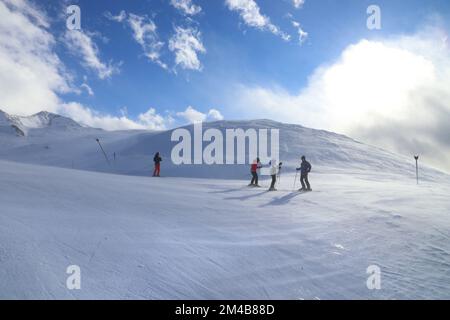 HINTERTUX, ÖSTERREICH - 10. MÄRZ 2019: Skipiste im Skigebiet Hintertuxer Gletscher in Tirol, Österreich. Das Resort liegt im Zillertal Stockfoto