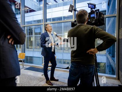 DEN HAAG - Niederlande, 20/12/2022, Frank Candel, Vorsitzender des Rates für Flüchtlinge, Er spricht nach dem Urteil in der Berufung des vom niederländischen Flüchtlingsrat gegen den Staat und die Zentralstelle für die Aufnahme von Asylbewerbern eingeleiteten vorläufigen Rechtsbehelfsverfahrens vor der Presse. Voraussetzung ist, dass der Empfang ab dem 1. Oktober wieder die gesetzlichen Mindestanforderungen erfüllt. ANP SEM VAN DER WAL niederlande raus - belgien raus Stockfoto