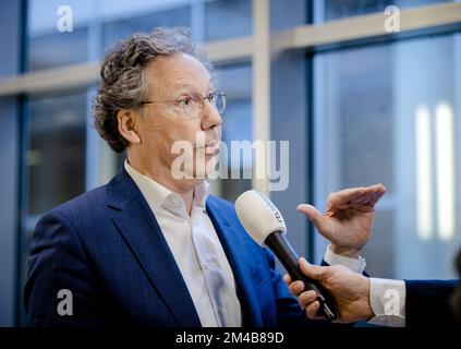 DEN HAAG - Niederlande, 20/12/2022, Frank Candel, Vorsitzender des Rates für Flüchtlinge, Er spricht nach dem Urteil in der Berufung des vom niederländischen Flüchtlingsrat gegen den Staat und die Zentralstelle für die Aufnahme von Asylbewerbern eingeleiteten vorläufigen Rechtsbehelfsverfahrens vor der Presse. Voraussetzung ist, dass der Empfang ab dem 1. Oktober wieder die gesetzlichen Mindestanforderungen erfüllt. ANP SEM VAN DER WAL niederlande raus - belgien raus Stockfoto