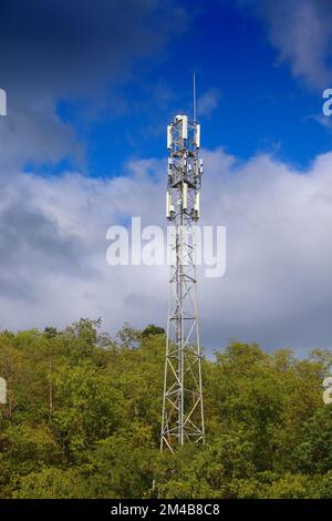 Telekommunikations-Basisstation in Guadeloupe. Funkturm Sektorantennen. Sendeausrüstung des Mobilfunknetzbetreibers. Stockfoto